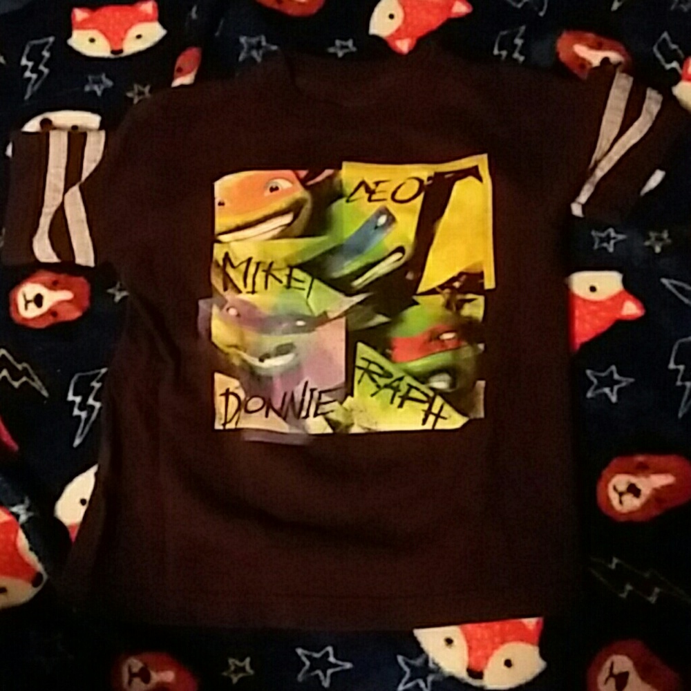 Boys size 4 ninja turtles t-shirt